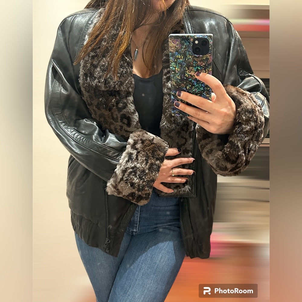 Gorgeous vintage Leather Fur Lined Cuffed Bomber Jacket M Andrew Marc coat